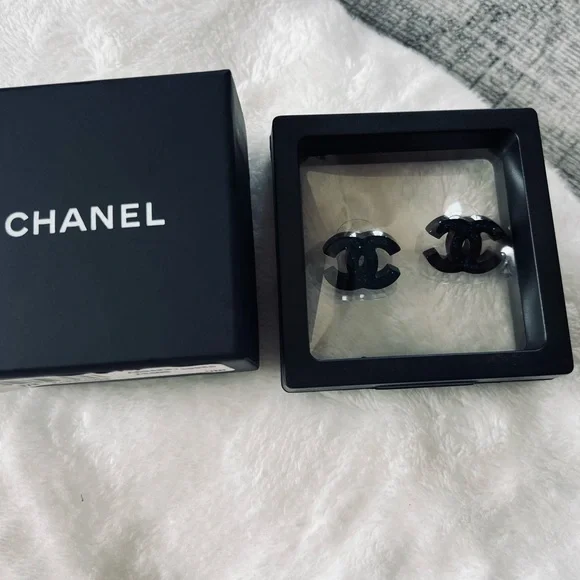 Chanel CC 2017 Resin Studs with Box - Picture 4 of 11